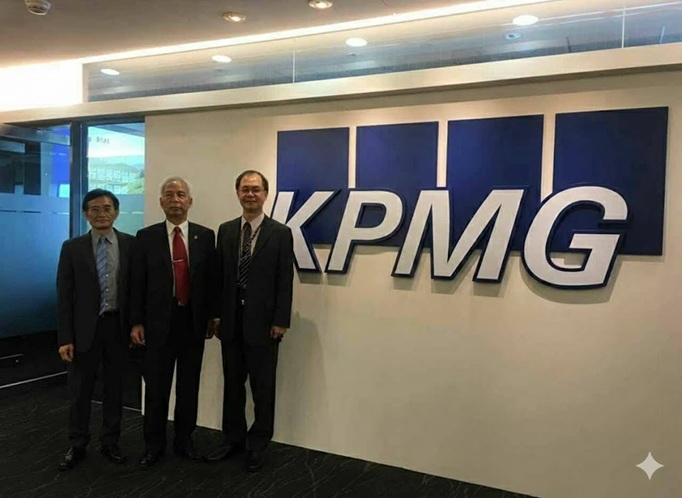華乙資訊與KPMG合作合影